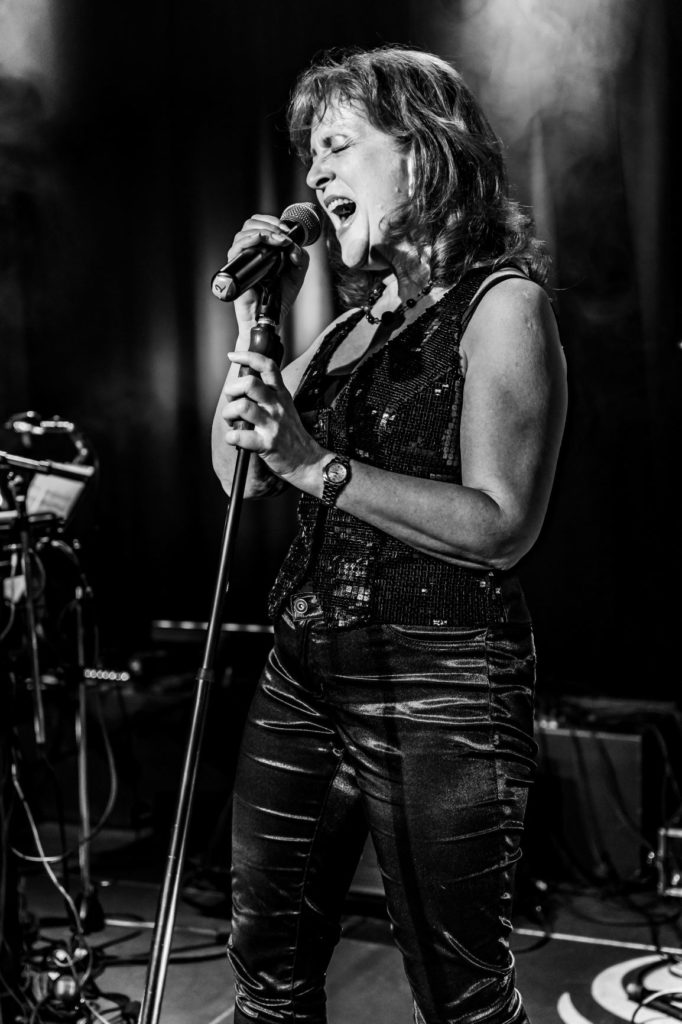 Im Pavillon in Sindelfingen mit der Shakin' Daddes Band © Tina Alferi